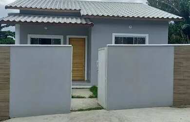 Imagem: A casa possui 2 Dormitórios, 2 Banheiros, 2 Vagas na garagem