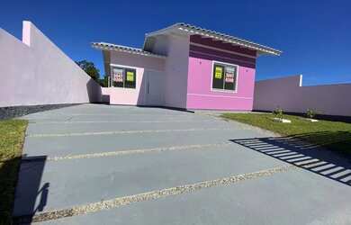 Imagem: A casa possui 3 Dormitórios, 2 Banheiros, 2 Vagas na garagem