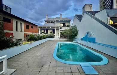 Imagem: A casa possui 4 Dormitórios, 4 Banheiros, 5 Vagas na garagem