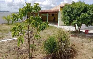 Imagem: A casa possui 3 Dormitórios, 2 Banheiros, 3 Vagas na garagem