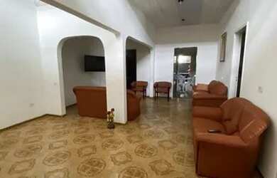 Imagem: A casa possui 4 Dormitórios, 3 Banheiros, 5 Vagas na garagem