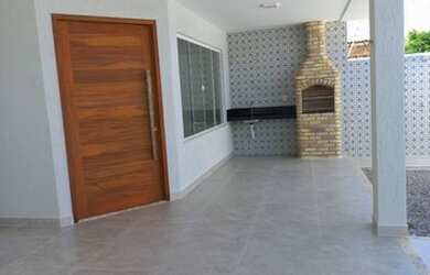 Imagem: A casa possui 3 Dormitórios, 1 Banheiro, 2 Vagas na garagem