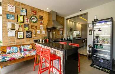 Imagem: A casa possui 3 Dormitórios, 3 Banheiros, 2 Vagas na garagem