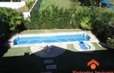 Imagem: A casa em condomínio possui 5 Dormitórios, 5 Banheiros e 832m²