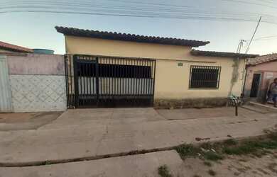 Imagem: A casa possui 3 Dormitórios, 1 Banheiro, 3 Vagas na garagem