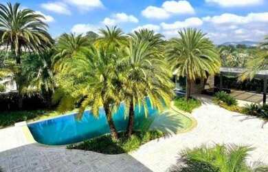 Imagem: A casa em condomínio possui 5 Dormitórios, 5 Banheiros, 2.000m²