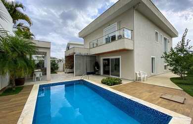 Imagem: A casa em condomínio possui 4 Dormitórios, 5 Banheiros, 4