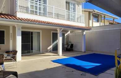 Imagem: A casa em condomínio possui 5 Dormitórios, 5 Banheiros, 2