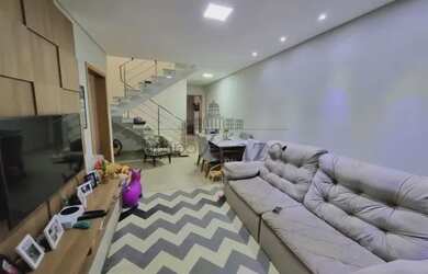 Imagem: A casa possui 3 Dormitórios, 3 Banheiros, 2 Vagas na garagem