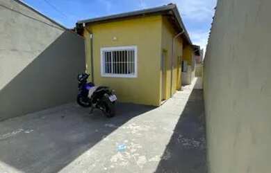 Imagem: A casa possui 2 Dormitórios, 2 Banheiros, 2 Vagas na garagem