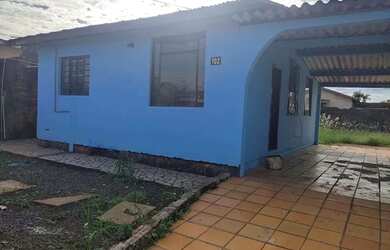 Imagem: A casa possui 3 Dormitórios, 1 Banheiro, 3 Vagas na garagem