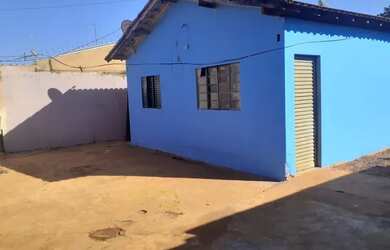 Imagem: A casa possui 2 Dormitórios, 1 Banheiro, 2 Vagas na garagem