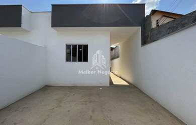 Imagem: A casa possui 2 Dormitórios, 2 Banheiros, 2 Vagas na garagem