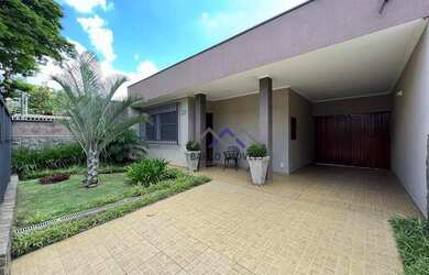 Imagem: A casa possui 3 Dormitórios, 3 Banheiros, 250m² de Área e