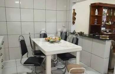 Imagem: A casa possui 3 Dormitórios, 2 Banheiros, 3 Vagas na garagem