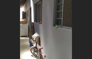 Imagem: A casa possui 2 Dormitórios, 1 Banheiro, 2 Vagas na garagem