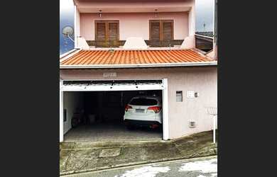 Imagem: A casa possui 3 Dormitórios, 2 Banheiros, 2 Vagas na garagem