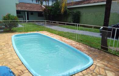 Imagem: A casa possui 2 Dormitórios, 3 Banheiros, 5 Vagas na garagem