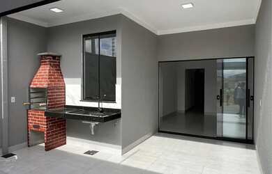 Imagem: A casa possui 3 Dormitórios, 2 Banheiros e está localizado