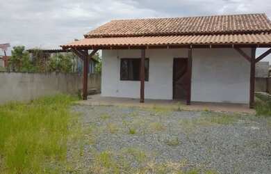 Imagem: A casa possui 3 Dormitórios, 2 Banheiros, 2 Vagas na garagem