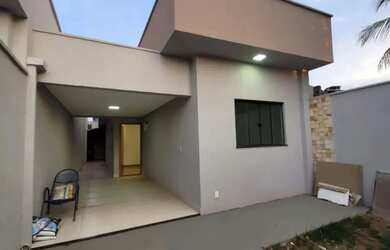 Imagem: A casa possui 3 Dormitórios, 2 Banheiros, 2 Vagas na garagem