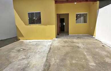 Imagem: A casa possui 2 Dormitórios, 1 Banheiro, 2 Vagas na garagem
