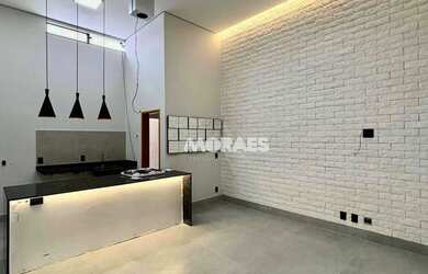 Imagem: A casa possui 3 Dormitórios, 3 Banheiros, 2 Vagas na garagem