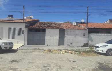 Imagem: A casa possui 2 Dormitórios, 2 Banheiros, 2 Vagas na garagem