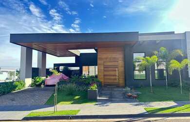 Imagem: A casa em condomínio possui 4 Dormitórios, 1 Banheiro, 2 Vagas