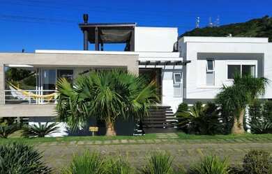 Imagem: A casa em condomínio possui 3 Dormitórios, 3 Banheiros, 2
