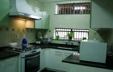 Imagem: A casa possui 5 Dormitórios, 5 Banheiros, 4 Vagas na garagem