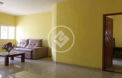 Imagem: A casa possui 3 Dormitórios, 2 Banheiros, 3 Vagas na garagem