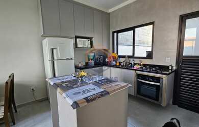 Imagem: A casa possui 3 Dormitórios, 2 Banheiros, 2 Vagas na garagem