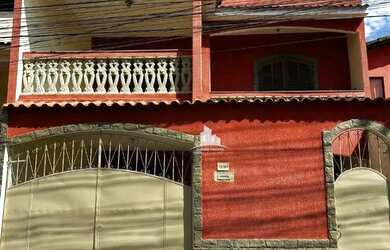 Imagem: A casa possui 4 Dormitórios, 2 Banheiros, 1 Vaga na garagem