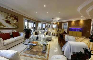 Imagem: A casa possui 4 Dormitórios, 5 Banheiros, 5 Vagas na garagem