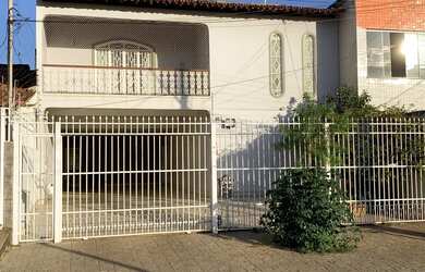 Imagem: A casa possui 5 Dormitórios, 4 Banheiros, 5 Vagas na garagem