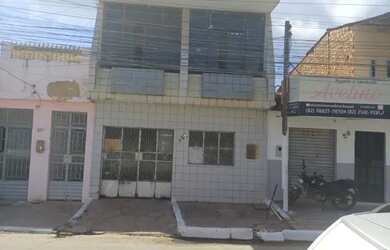 Imagem: A casa possui 4 Dormitórios, 2 Banheiros, 1 Vaga na garagem