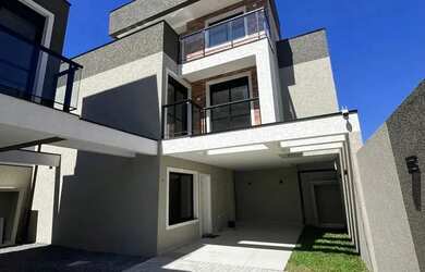 Imagem: A casa possui 3 Dormitórios, 4 Banheiros, 2 Vagas na garagem