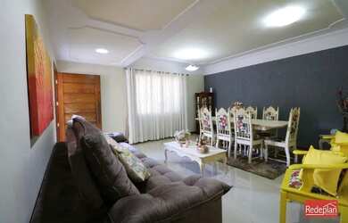 Imagem: A casa possui 4 Dormitórios, 2 Banheiros, 4 Vagas na garagem