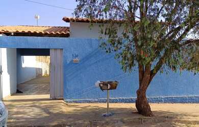 Imagem: A casa possui 2 Dormitórios, 2 Banheiros, 2 Vagas na garagem