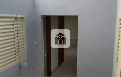 Imagem: A casa possui 3 Dormitórios, 2 Banheiros, 4 Vagas na garagem