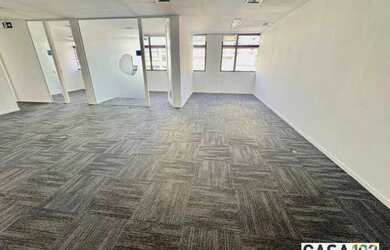 Imagem: O depósito possui 2 Vagas na garagem e 131m² de Área e está