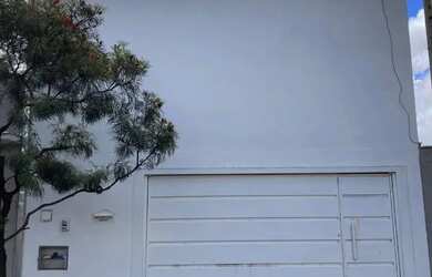 Imagem: A casa possui 2 Dormitórios, 3 Banheiros, 2 Vagas na garagem