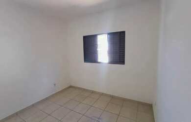 Imagem: A casae possui 2 Dormitórios, 1 Banheiro, 2 Vagas na garagem