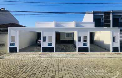 Imagem: A casa possui 2 Dormitórios, 2 Banheiros, 2 Vagas na garagem