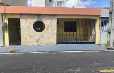 Imagem: A casa possui 3 Dormitórios, 2 Banheiros, 1 Vaga na garagem