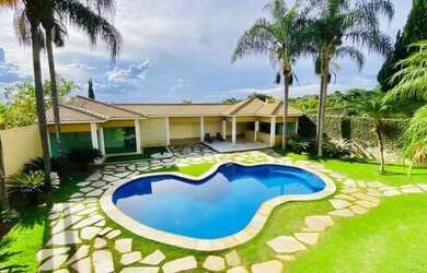 Imagem: A casa possui 4 Dormitórios, 4 Banheiros, 5 Vagas na garagem