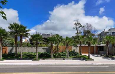 Imagem: A casa possui 4 Dormitórios, 1 Banheiro, 2 Vagas na garagem