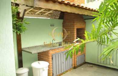 Imagem: A casa possui 4 Dormitórios, 3 Banheiros, 3 Vagas na garagem