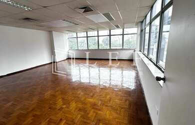 Imagem: O depósito possui 5 Vagas na garagem e 328m² de Área e está